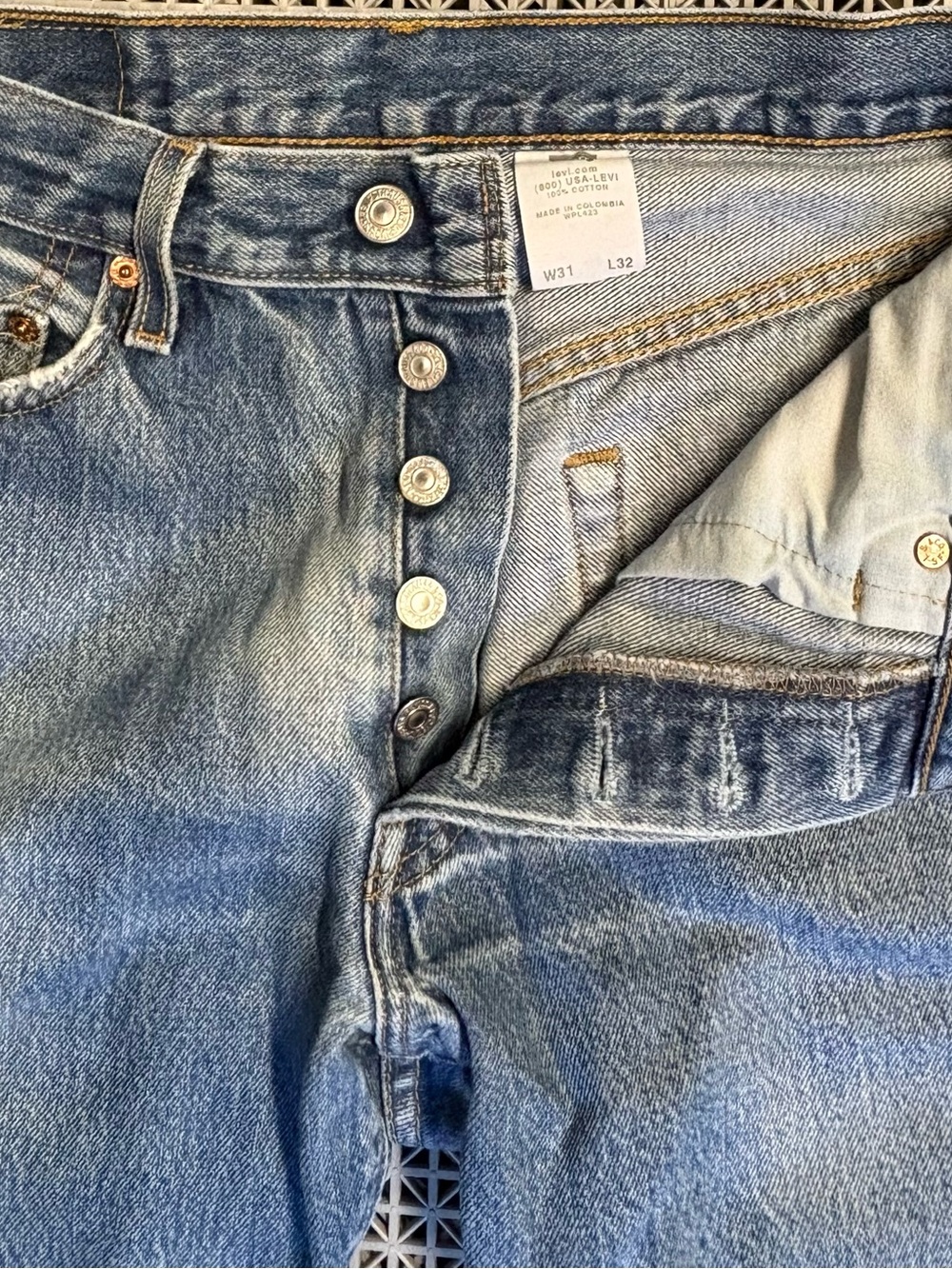 Vintage Levi’s 501 Medium Wash Button-Fly Blue Jeans - Y2K - Picture 4 of 12